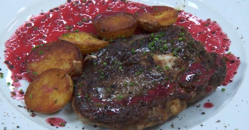 Бифштекс и парижский картофель с вишнёвым соусом